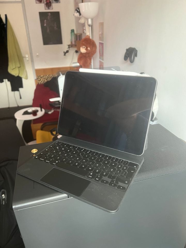 iPad 11” M1 with Magic Keyboard and Apple Pencil 2 in München