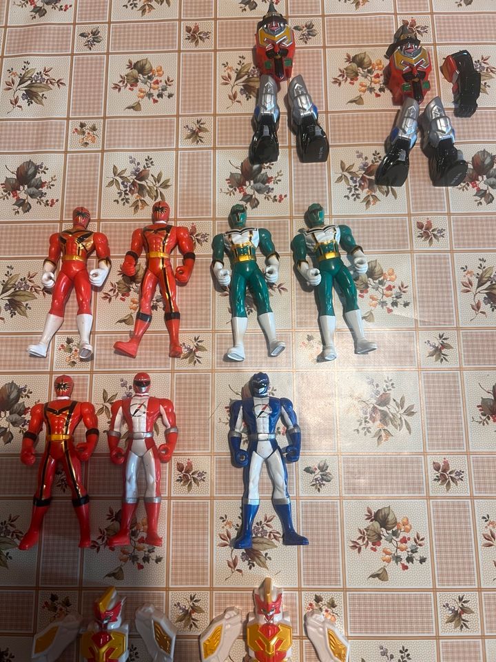 Power Rangers Spielfiguren mit Kampfzubehör in Schkeuditz