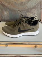 Nike Turnschuhe Sneaker Gr. 42 neuw oliv ultra-leicht Baden-Württemberg - Karlsruhe Vorschau