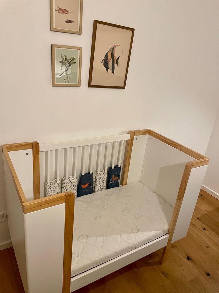 Babybett von Vertbaudet mit hochwertiger Träumeland Matratze in Hamburg