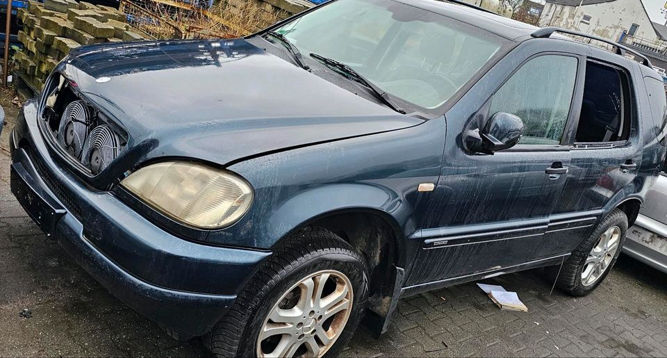 Mercedes ML 320 W163 Kofferraum Motor Haube Stoßstange Alufelgen in Mülheim (Ruhr)