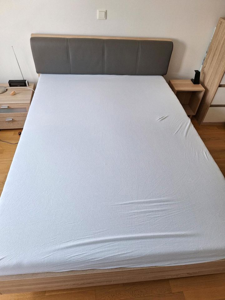 Bett 140x200 cm mit Lattenrost in Köln