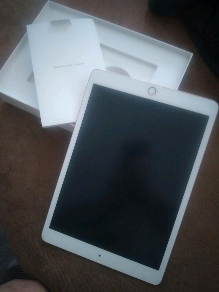 Ipad (8th Generation) Wi-Fi  32GB in Gold in Bremen