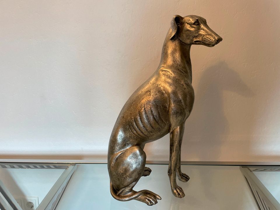 Deko Windhund Frei sitzend Skulptur Hundefigur Höhe 54 cm in Waldbreitbach