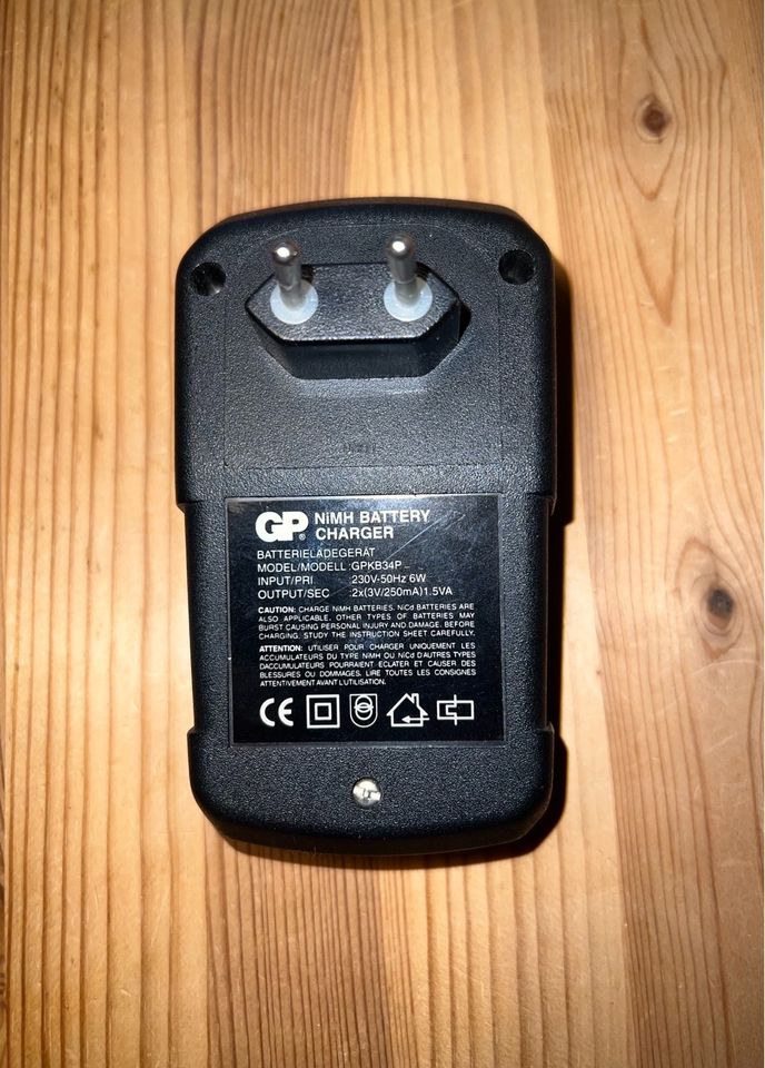 GP Akku Batterie Ladegerät / Charger Typ GPKB34P für NICd + NiMH in Neumünster