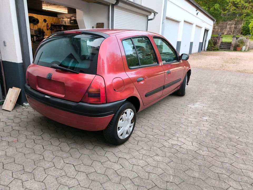 Kleines Auto Renault Clio in Saarbrücken