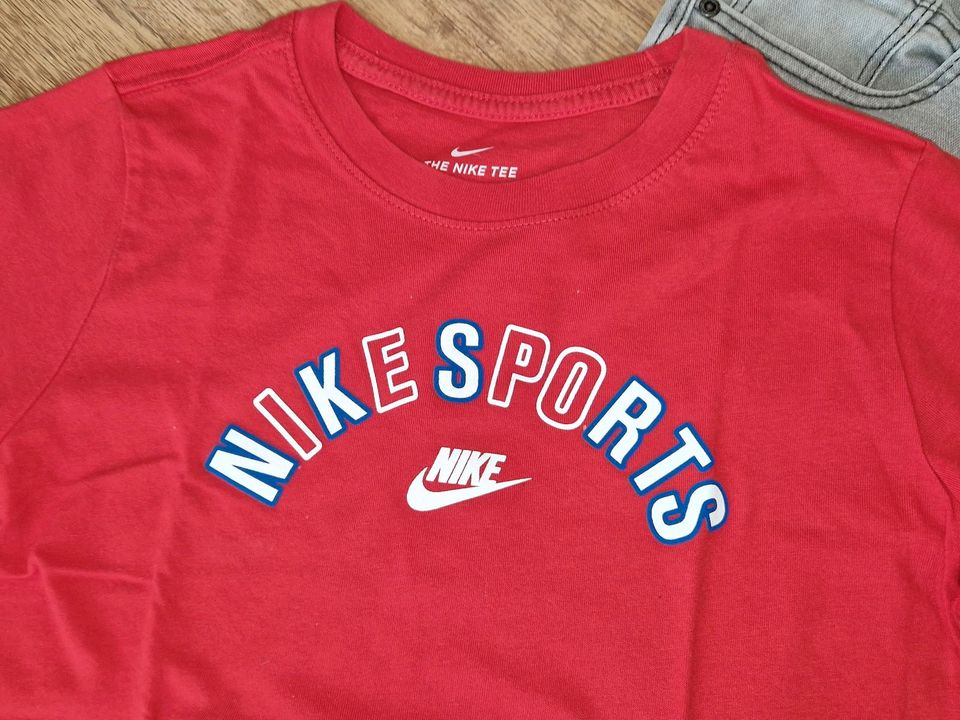 Nike T-Shirt rot Gr.134/140 in Menden