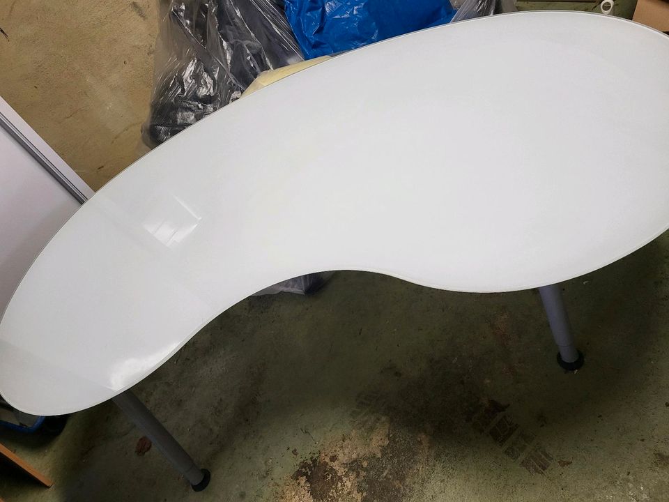 Schreibtisch mit Milchglasplatte in Bedburg