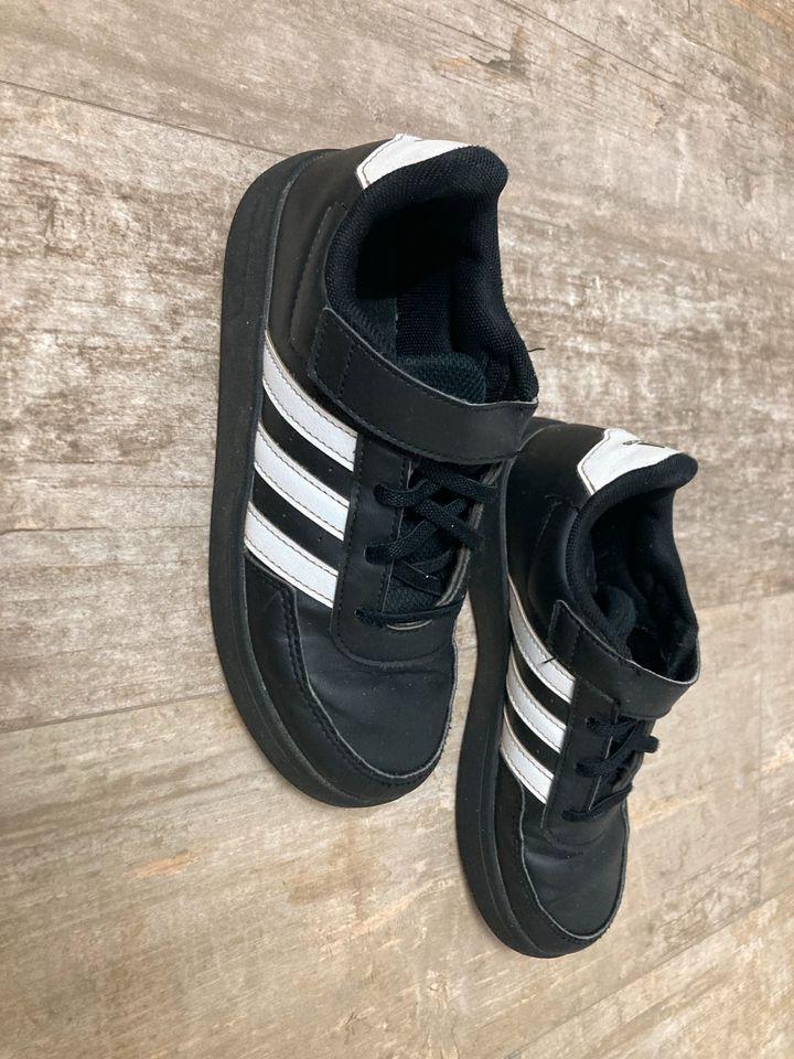 Adidas Sneaker Turnschuhe Gr. 33 schwarz in Boizenburg/Elbe