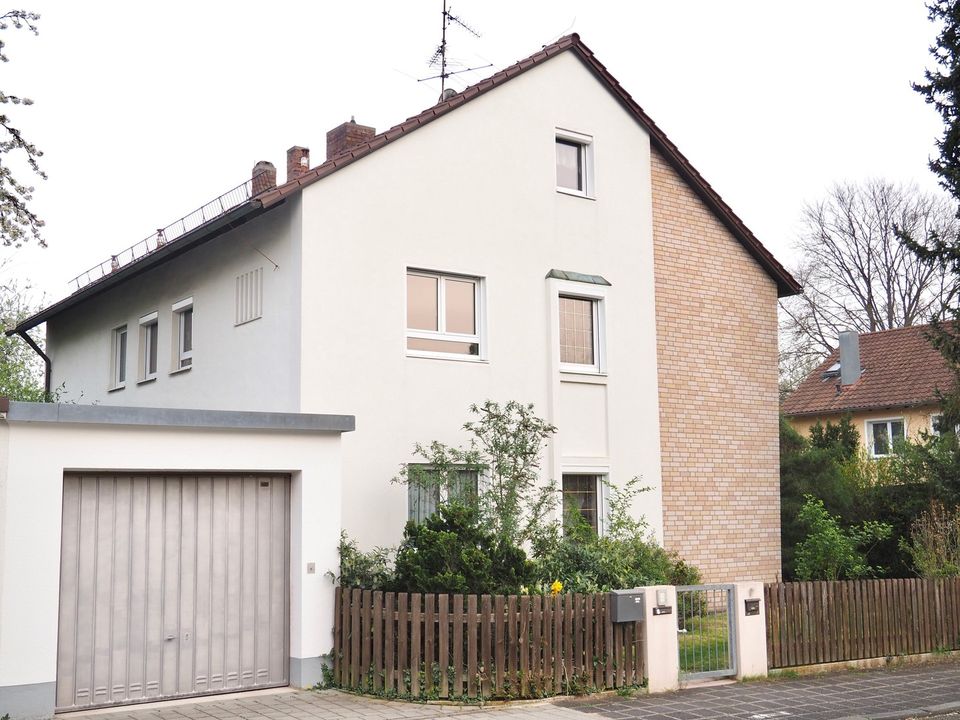 Zweifamilienhaus mit Einliegerwohnung im DG in 90513 Zirndorf in Zirndorf