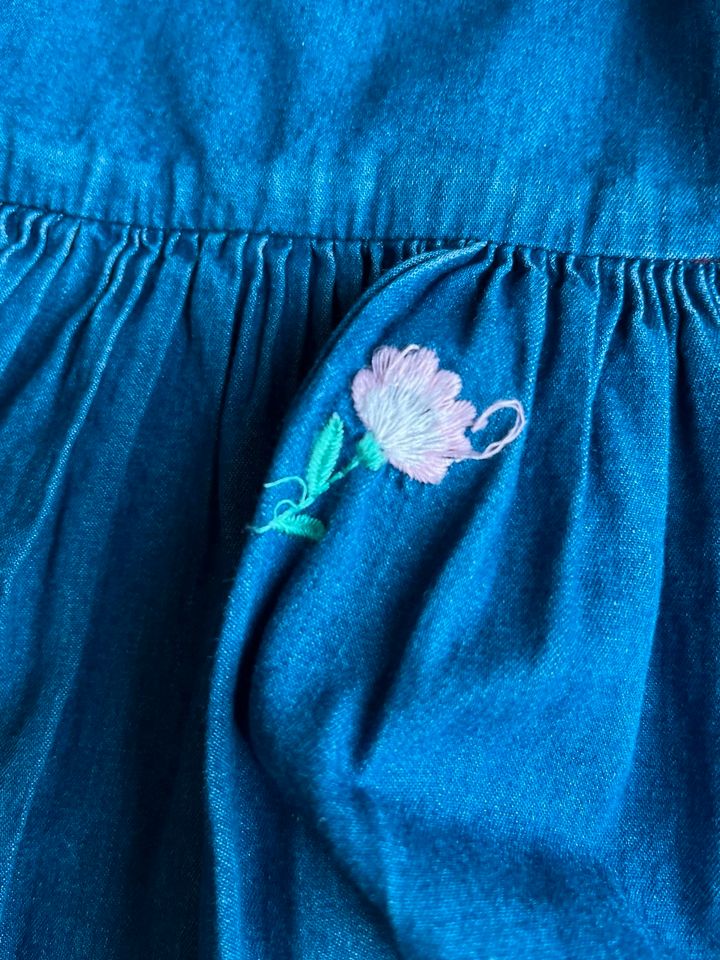 Rüschenkleid mit Stickerei von Mini Boden blau Blümchen in Baiersdorf