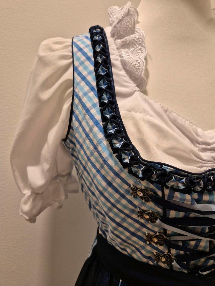 Dirndl Marjo blau weiß kariert mit Bluse Fuchs Trachtenmoden in Uelzen