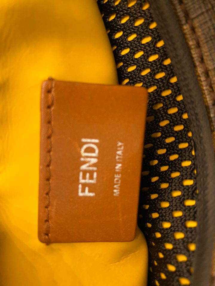 Originale FENDI Bauchtasche / Gürteltasche in Berlin