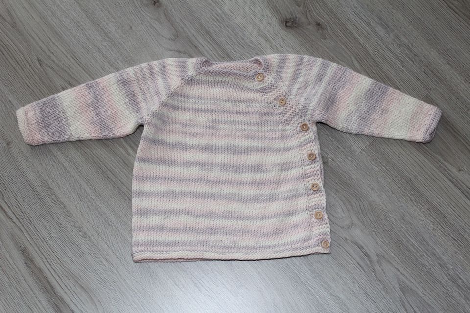 Modell: Jacke Strickjacke Baby Reborn Gr.74/80 in Lippstadt