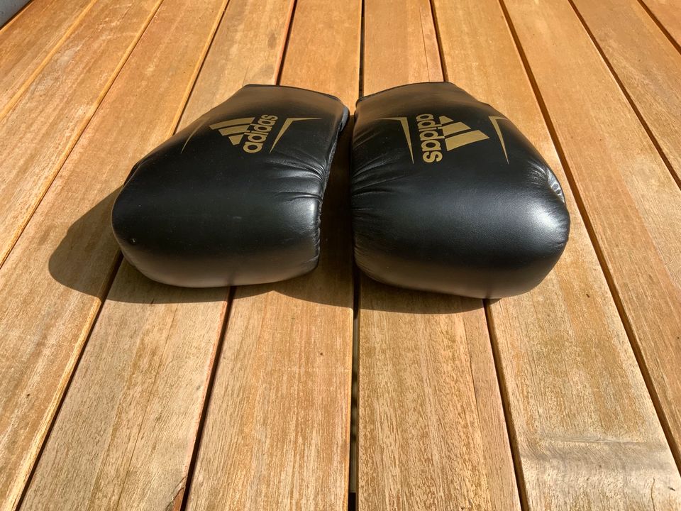 Boxhandschuhe Adidas schwarz (Größe verstellbar; Kunstleder) in Schotten