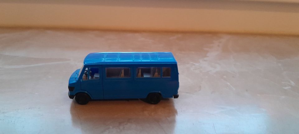 Herpa Mercedes Benz 207D blau in Alsheim