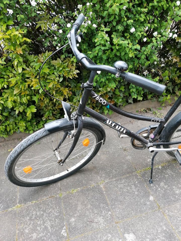 Damen Fahrrad 26 Zoll schwarz Arcadia City Bike Trekking Rad Tour in Worms