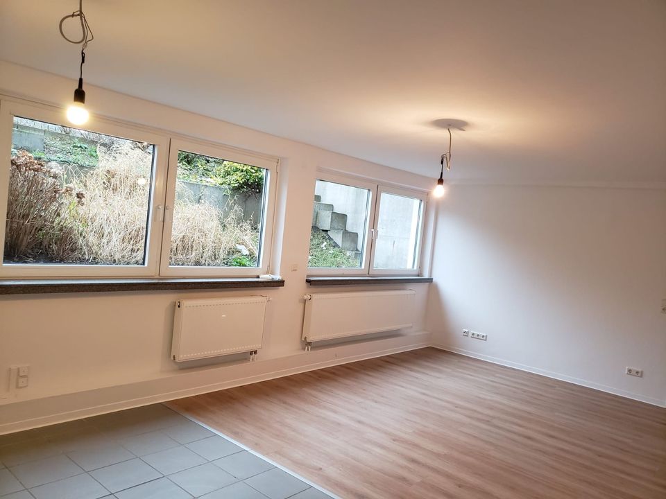 Ideal für Wohnen und Arbeiten: Helle neu renovierte 2,5-Zimmer-Souterrain-Wohnung in BS-Kanzlerfeld mit gr. Hobbyraum/Keller (50m²) in Braunschweig