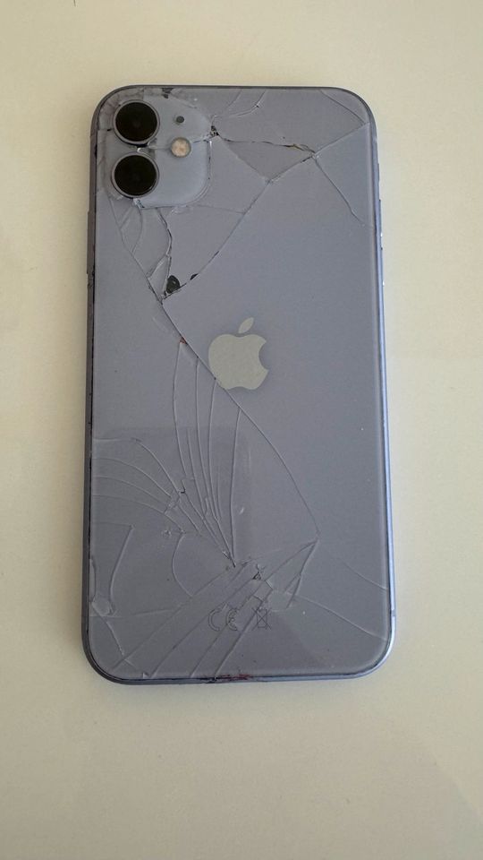 iPhone 11 Rückseite defekt in Aalen