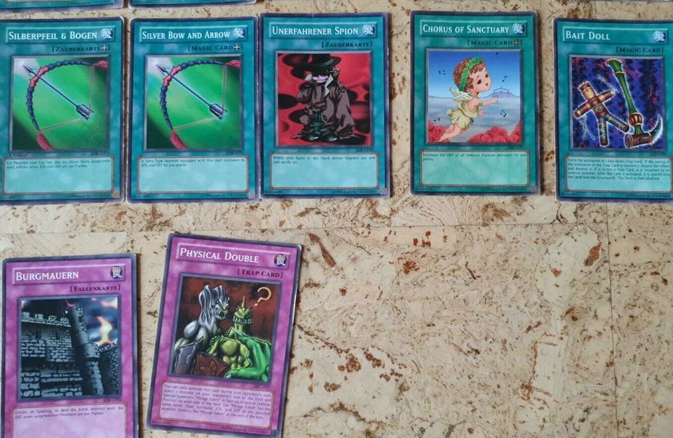 Yu-Gi-Oh verschiedene Karten (97 Karten und 24 Hüllen) in Breidenbach 