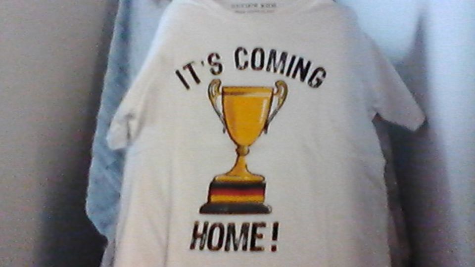 T- Shirt Pokal It's coming home von Review Kids Gr. 140 Fußball in Berlin