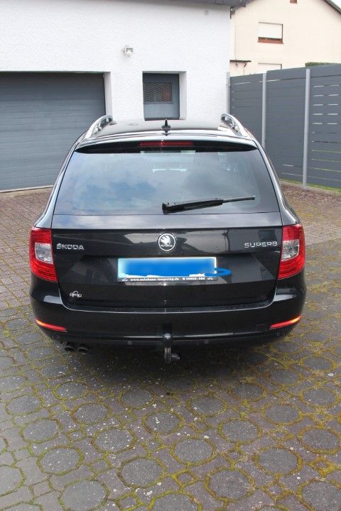 Skoda Superb 2,0 TDI Exklusive Combi in Leun