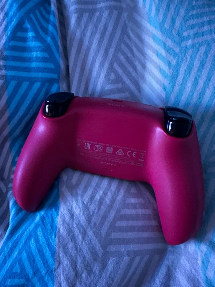 PlayStation 5 Controller rot neuwertig in Itzehoe