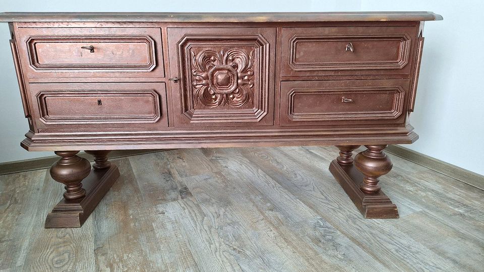 Alte Kommode, Sideboard, Omas Kommode mit Ornamenten in Bad Salzschlirf