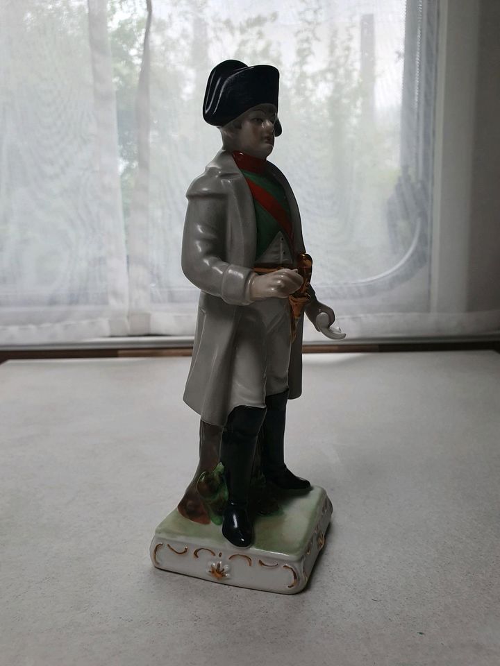 Alte Porzellan Figur Napoleon mit Glasklocke in Plauen