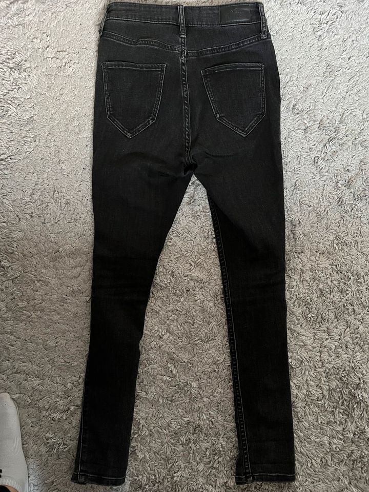 Hollister Jeans Schwarz Ripped (W25/L26) in Steinbach