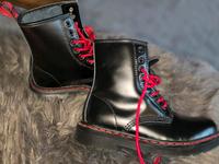 Dr. Martens schwarz m. roten Nähten Wandsbek - Hamburg Sasel Vorschau