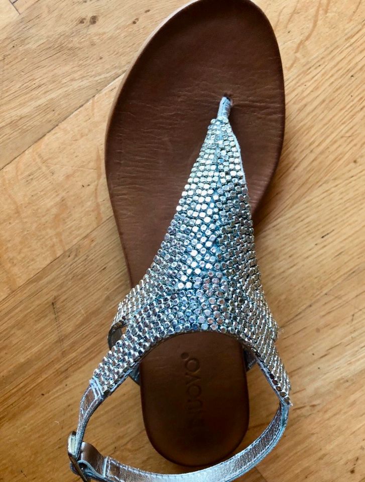 INUOVO Sandalen Silber Leder 41 wie neu Zehensteg in Berlin