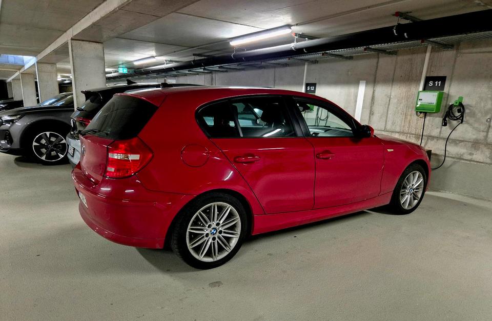 BMW 1er Facelift 118i 2.Hand/Leder/LED Griff/Start-Stop/SHZ/ in Allensbach