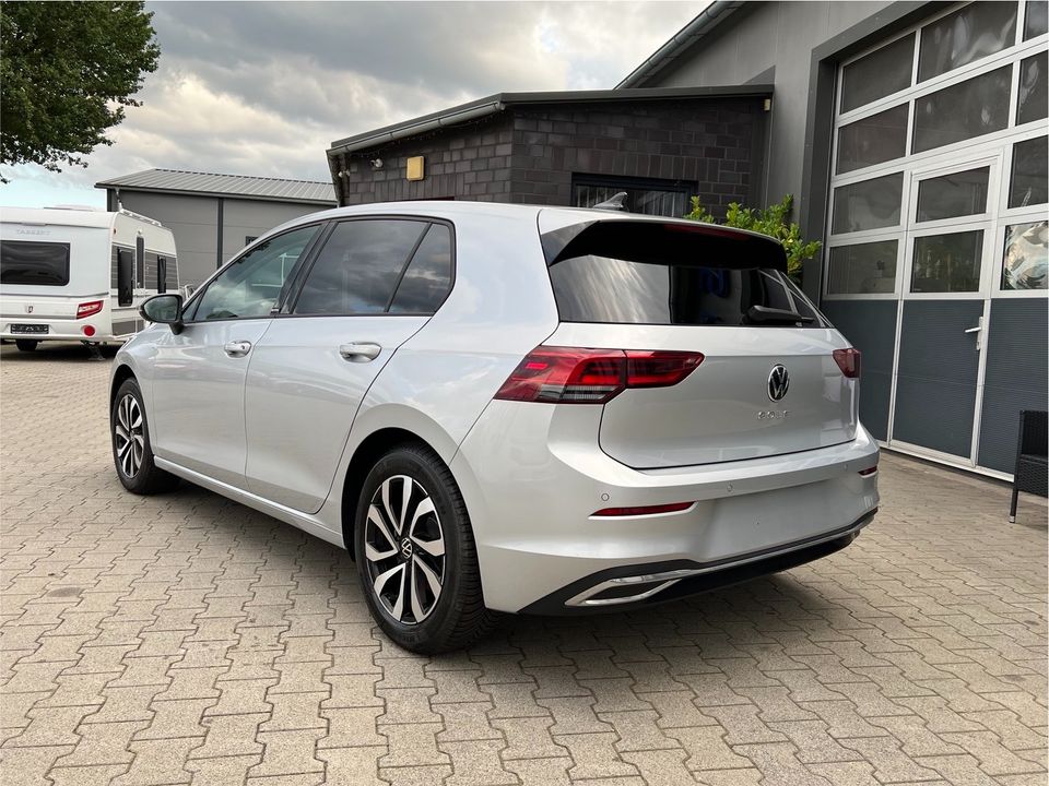 VW Golf 8 VIII Active 1.5 TSI LED ACC PDC Navi erst 3600km 2023 in Emsbüren