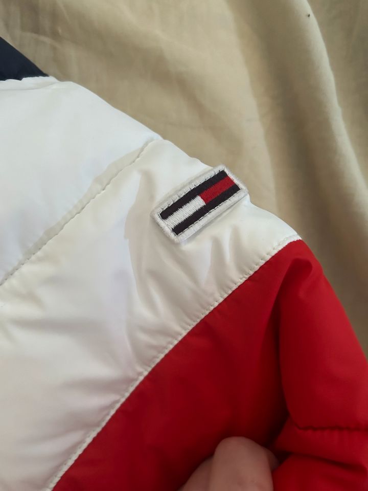 Tommy Hilfiger Jacke Daunenjacke rot blau weiß mit Fell neuwertig in Landau in der Pfalz