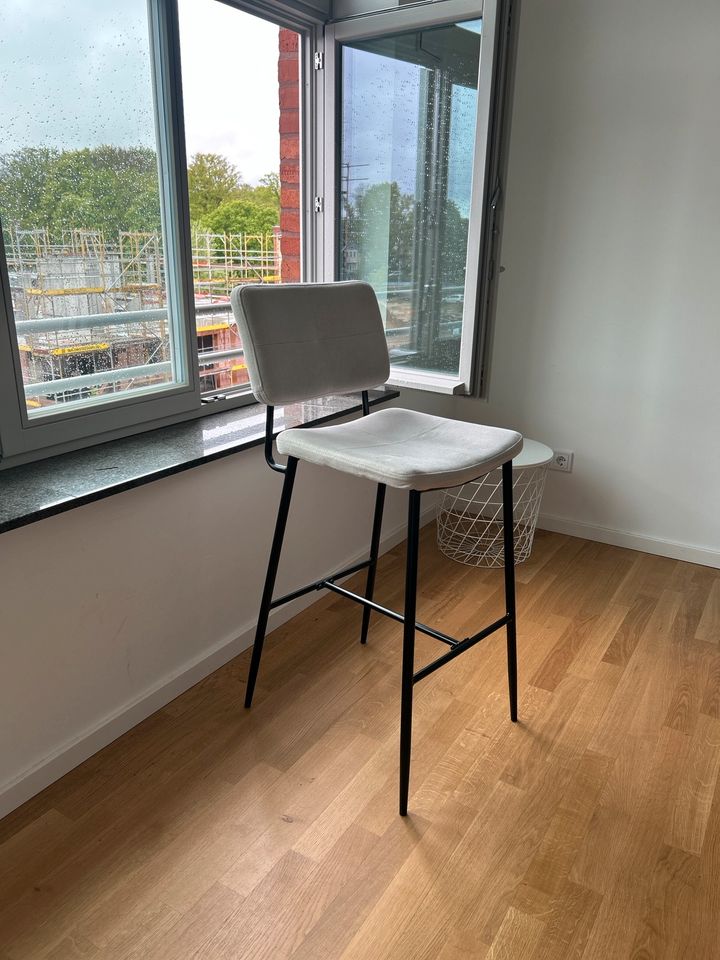 Hochstuhl/ hoher Stuhl/ Stuhl für Theke/ Barhocker in Berlin