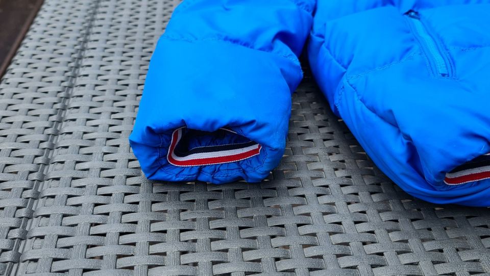 Tommy Hilfiger Daunenjacke blau Gr. 128 in Wanfried