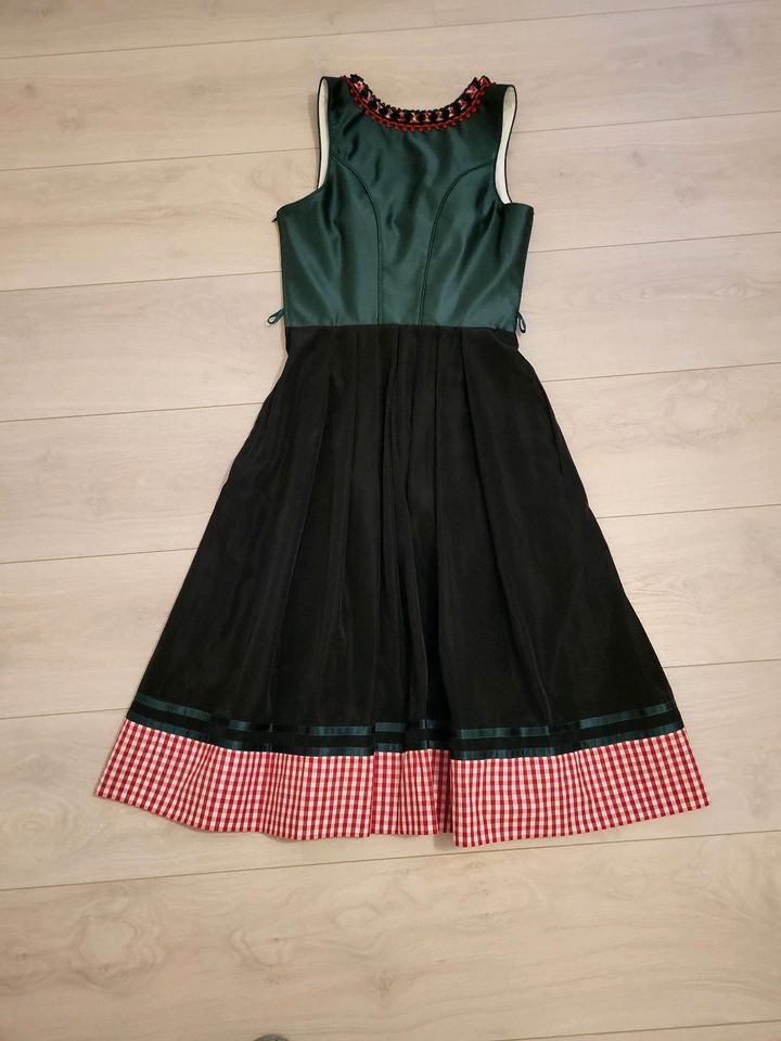 Dirndl Tracht mittellang klassisch in Waldbrunn