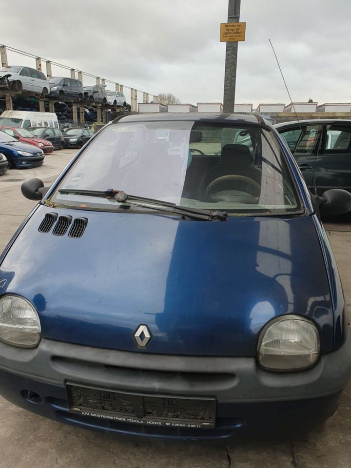 Schlachtfest! Renault Twingo C06 1,2 KW43 PS58 Bj.09/1999 in Hünxe