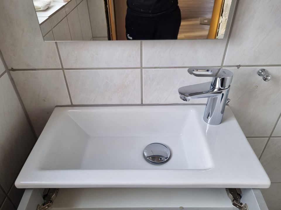 Waschbecken mit Unterschrank und Wasserhahn in Neunkirchen-Seelscheid