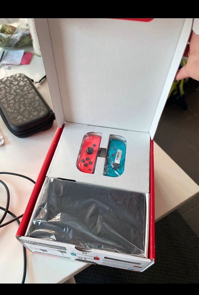 Nintendo Switch oled mit Zubehör in Garbsen