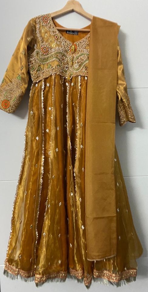 Pakistanisch indisches Kleid Anarkali Mehndi Mayoun in Berlin