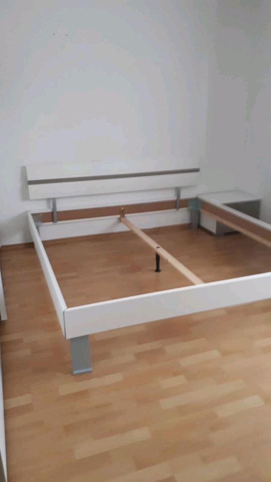 Schlafzimmer komplett Schiebetürenschrank 2Nachttische Doppelbett in Laupheim