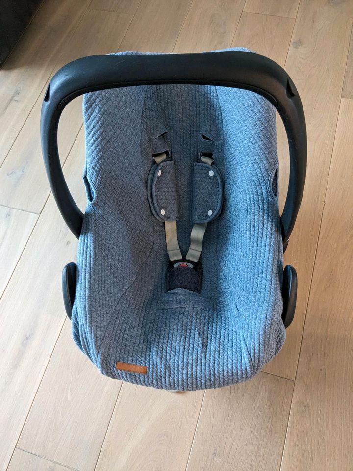 Maxi Cosi Babyschale/Kindersitz mit Bezug Little Dutch in Waldbronn