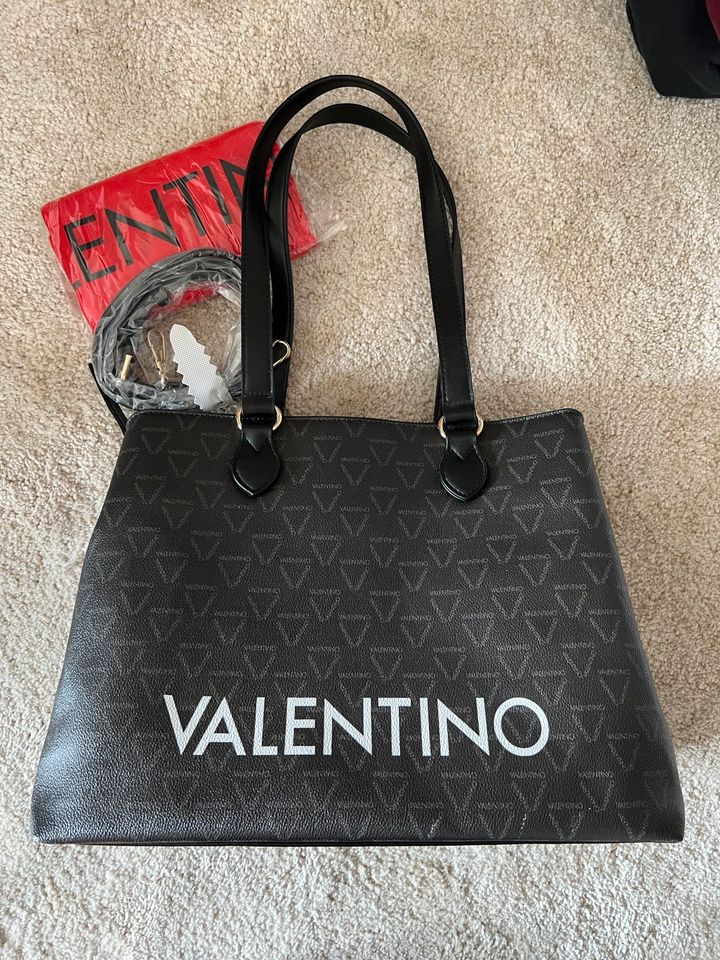 Valentino Tasche in Köln