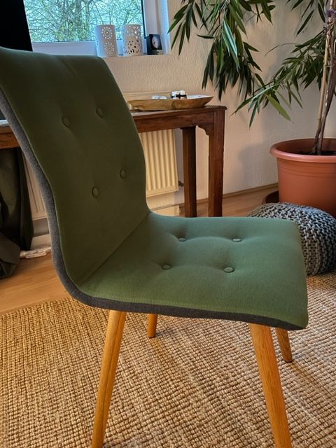 Grüner, leicht gepolsterter Stuhl in Essen