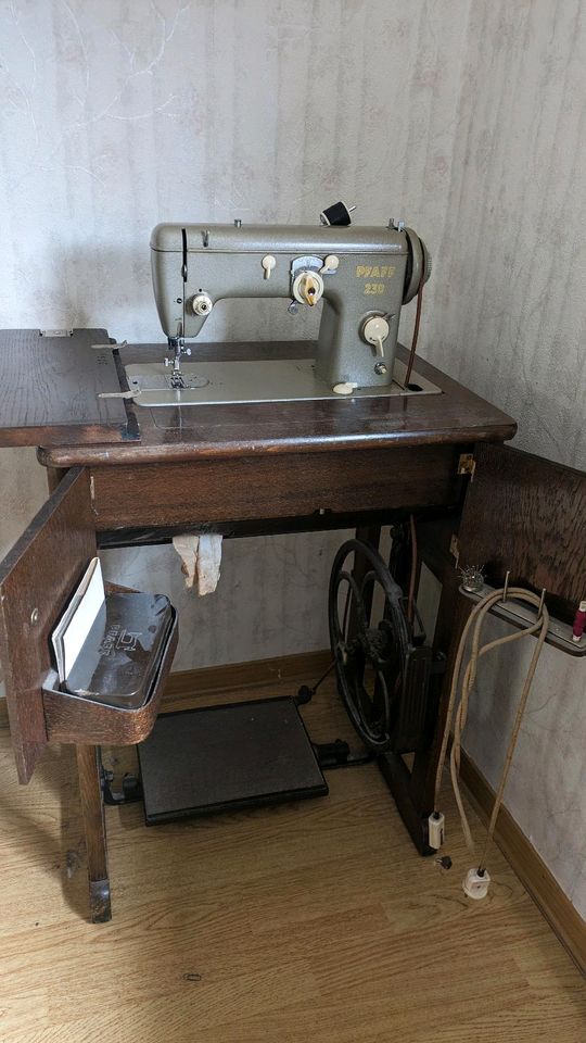 Pfaff 230 Nähmaschine mit Tisch in Mossautal