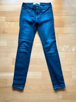 Hollister Jeans dunkelblau Weite 24, Länge 29 Marburg - Wehrda Vorschau