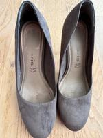 Tamaris Pumps grau Wildleder Absatzschuh gebraucht 38 Leipzig - Möckern Vorschau