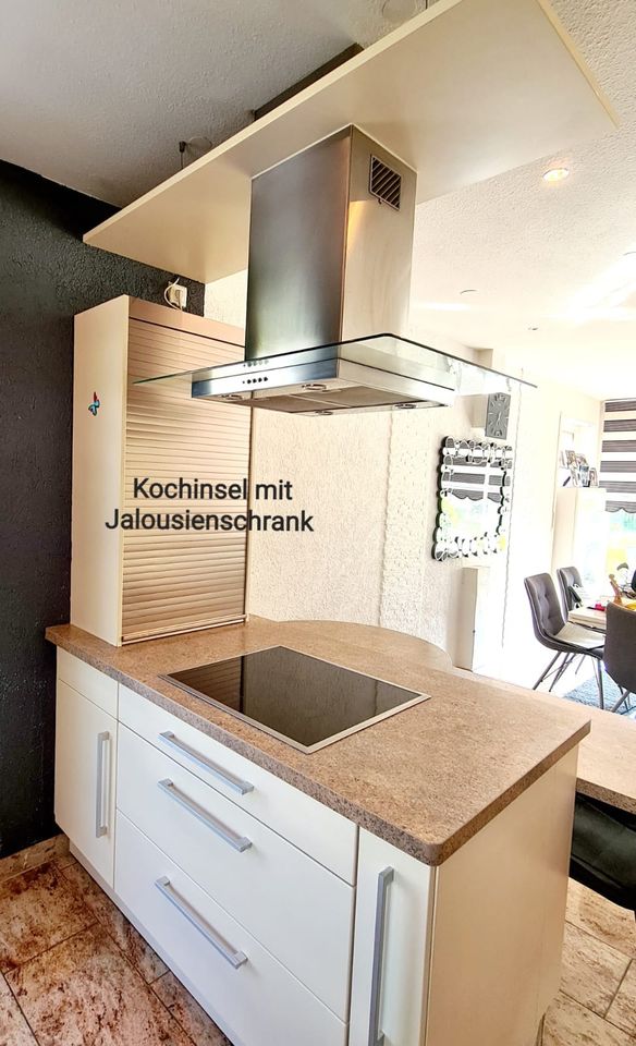 Tolle Küche mit Kochinsel  inkl. E-Geräte in creme/braun in Königsfeld